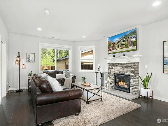 5th image of 876 NE 2nd Street