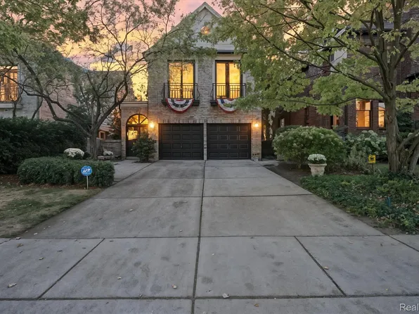 596 Henrietta St, Birmingham, MI 48009