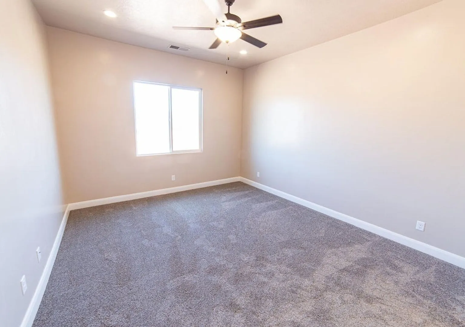 Dog Friendly 3 Bedroom Townhome in Hurricane — Photo 3