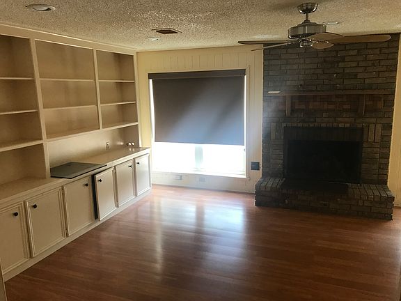 4th image of 15010 Hollydale Dr