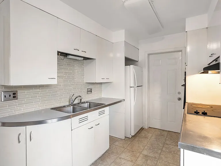 531 Merritt Ave — Photo 5