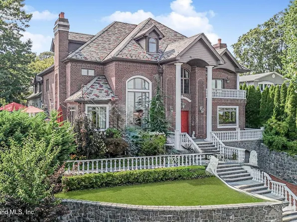 34 Claire Ct, Staten Island, NY 10301