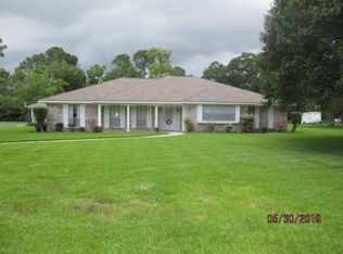 3 Colony Dr, Angleton, TX 77515