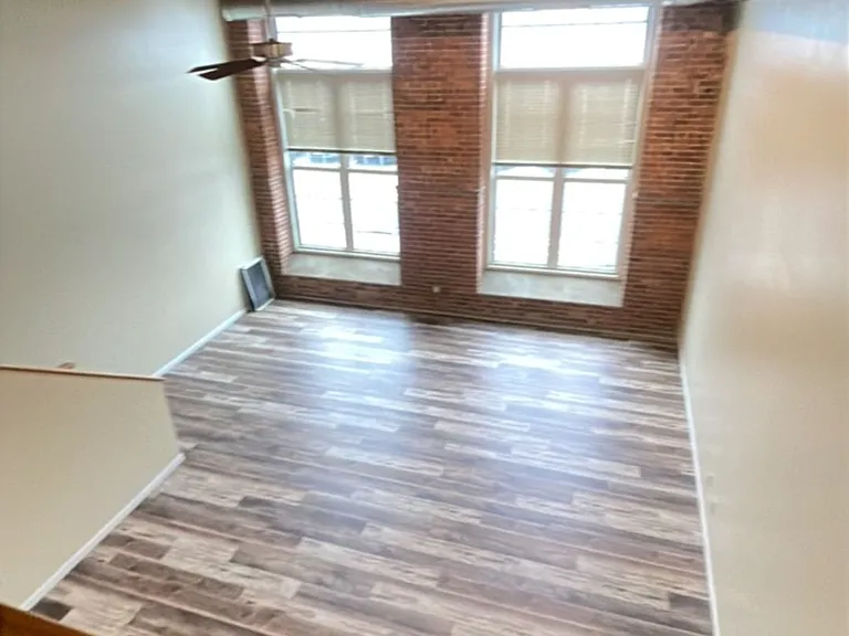 Victoria Riverside Townhouse Lofts — Photo 57