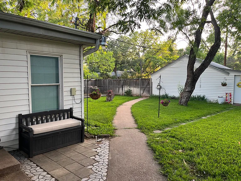 1166 Albany St — Photo 48