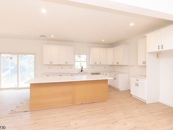 4th image of 14 Sterling Dr