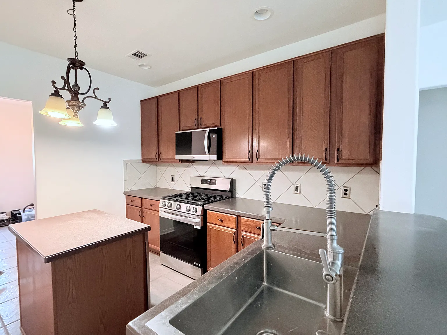 4 bed, 2.5 bath, 2445 sqft, $2,400 — Photo 2
