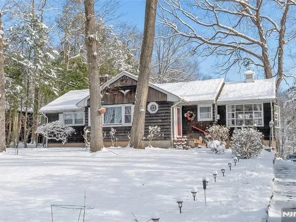 70 Skyline Dr, Oakland, NJ 07436