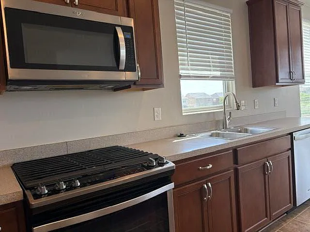 582 Ivyland St — Photo 4