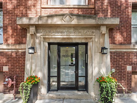 2nd image of 1900 W Byron St #2