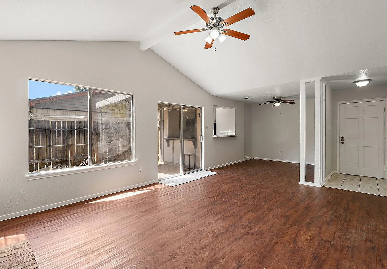 3 bed, 2.0 bath, 1269 sqft, $1,785 — Photo 3