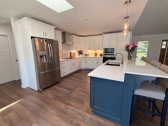 3rd image of 104 S Ruth Ln