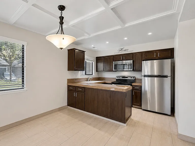 405 Creekside Ln — Photo 3