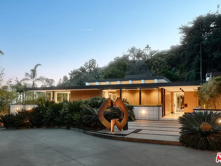 1061 Loma Vista Dr — Photo 1
