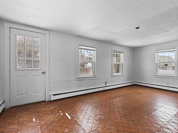 4th image of 135 Low St