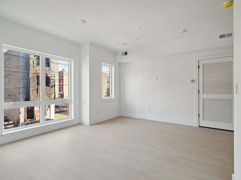 2400 W Montgomery Ave — Photo 11