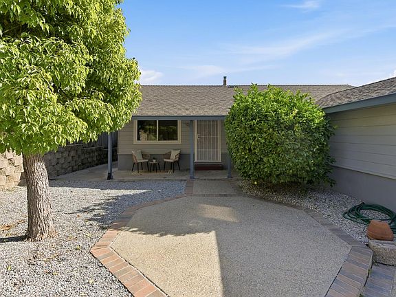 4th image of 484 Monterey St