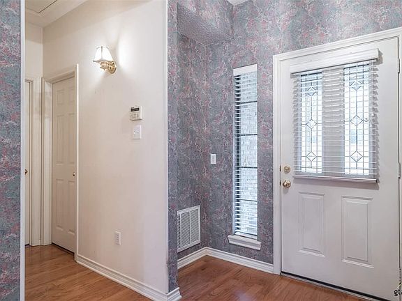3rd image of 4821 Forestwood Blvd