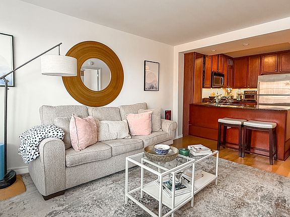3rd image of 2300 N Commonwealth Ave APT 5C