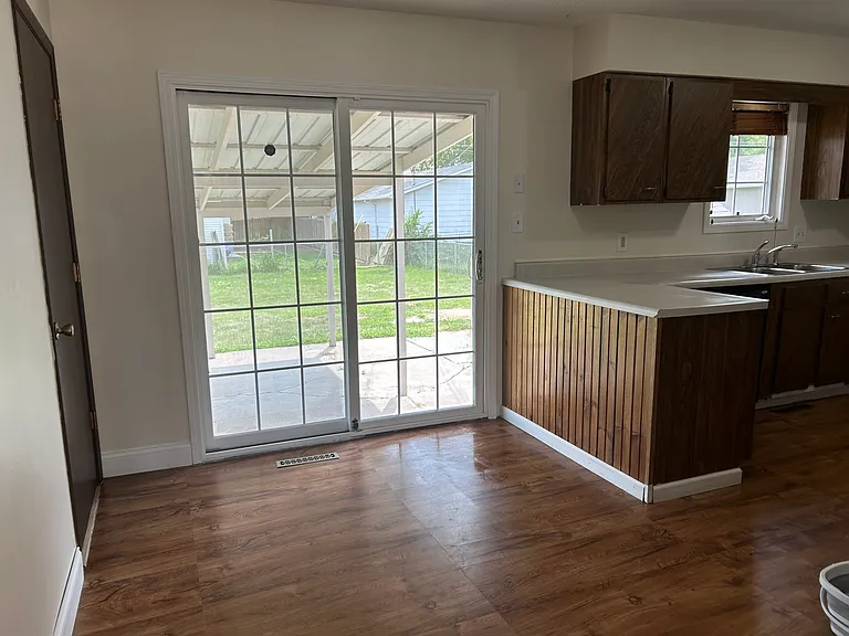 103 W Paul St — Photo 8