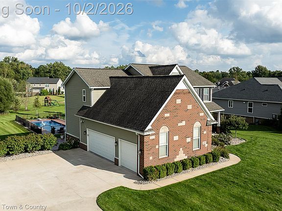 5th image of 352 Daubony Dr