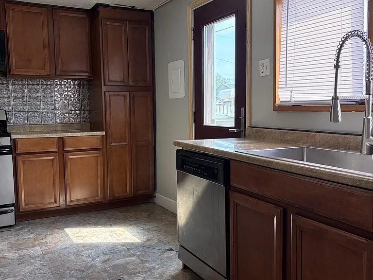 468 W Park Ave — Photo 2