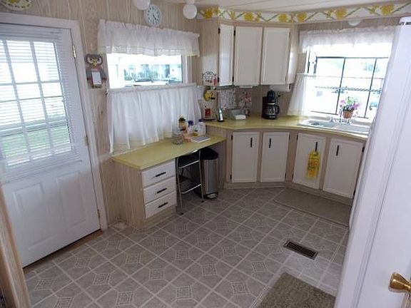 3rd image of 11100 Bluebird Dr