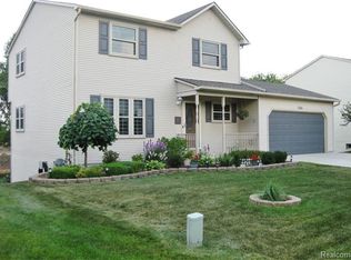 705 Kestrel Ct, South Lyon, MI 48178