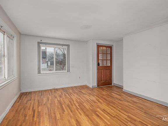 5th image of 710 Smith St S