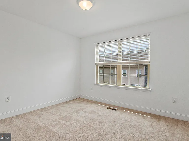 703 Skippers Ln — Photo 35