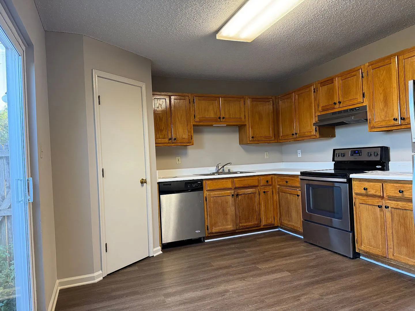 22 Edgehill Cove, Maumelle AR 72113 - Updated 3br 2.5ba 3 story townhome — Photo 2