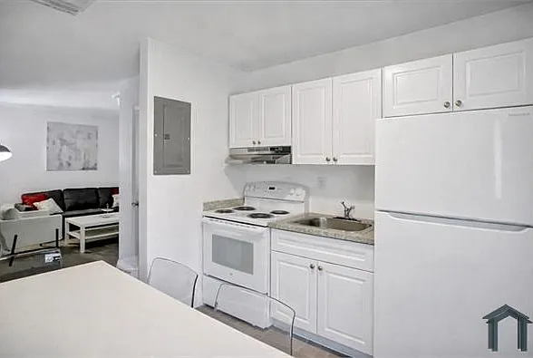 2 bed, 750 sqft, $2,200 — Photo 4