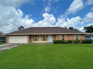 11 Country Club Dr, La Place, LA 70068
