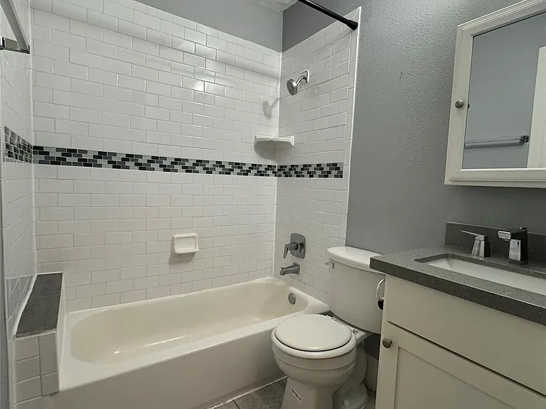 1011 E 6th 1/2 St #1 — Photo 5