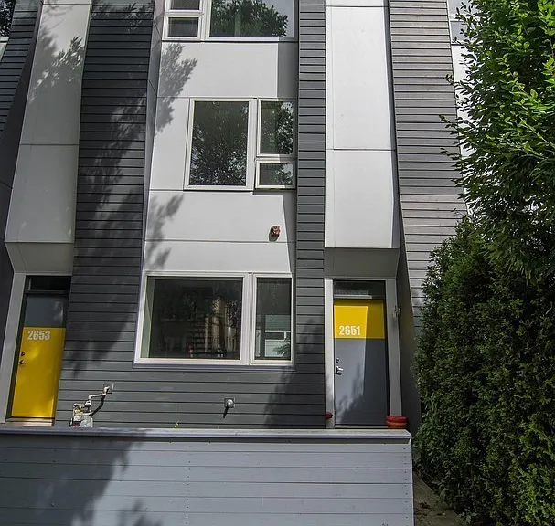 2651 N Hamlin Ave #20 — Photo 1