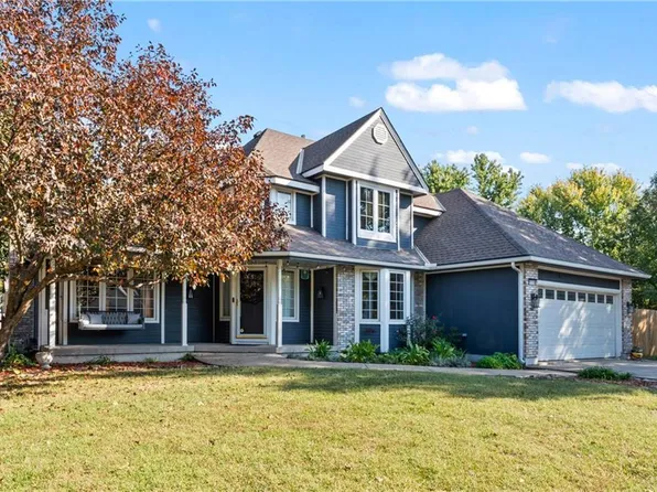 15390 Pin Oak Dr, Basehor, KS 66007