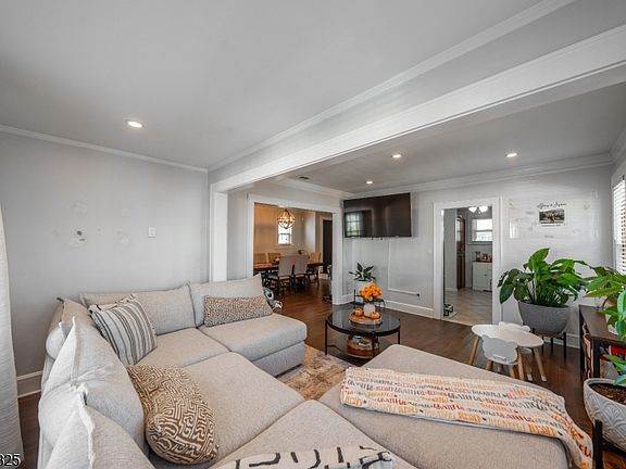 4th image of 1248 Schmidt Ave
