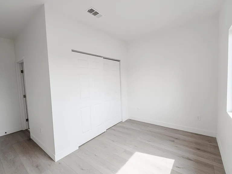 2860 Webster Ave — Photo 23