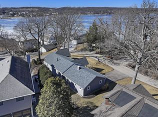 517 Sauk Trl, Fontana, WI 53125