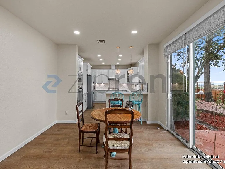1001 Sandhurst Dr — Photo 7