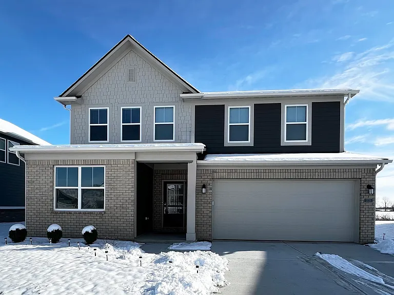 2725 Linwood Ave — Photo 1