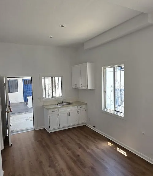 136 N New Hampshire Ave — Photo 2