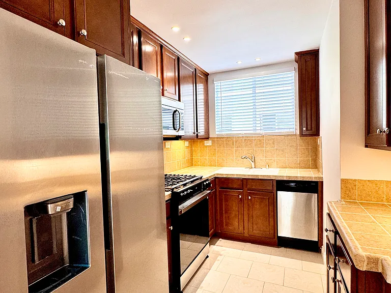 3172 S Barrington Ave #102 — Photo 6