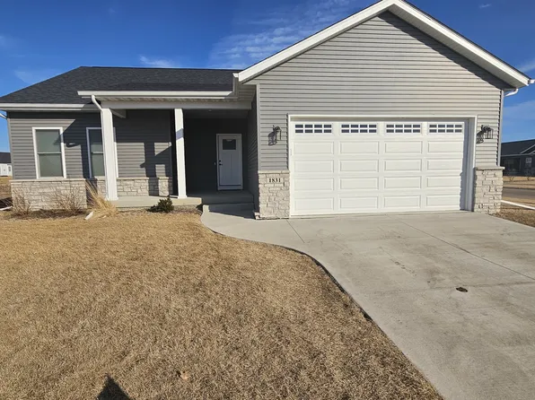 1831 S 5th St, Eldridge, IA 52748