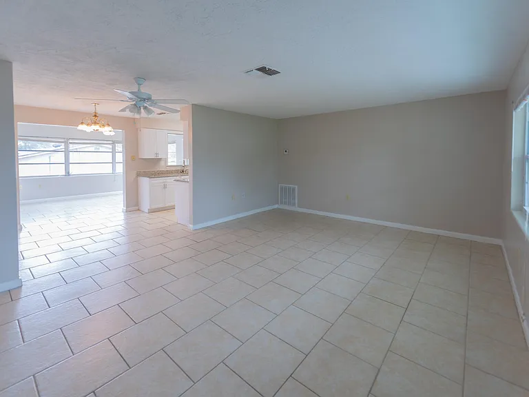 38 Regina Blvd — Photo 9
