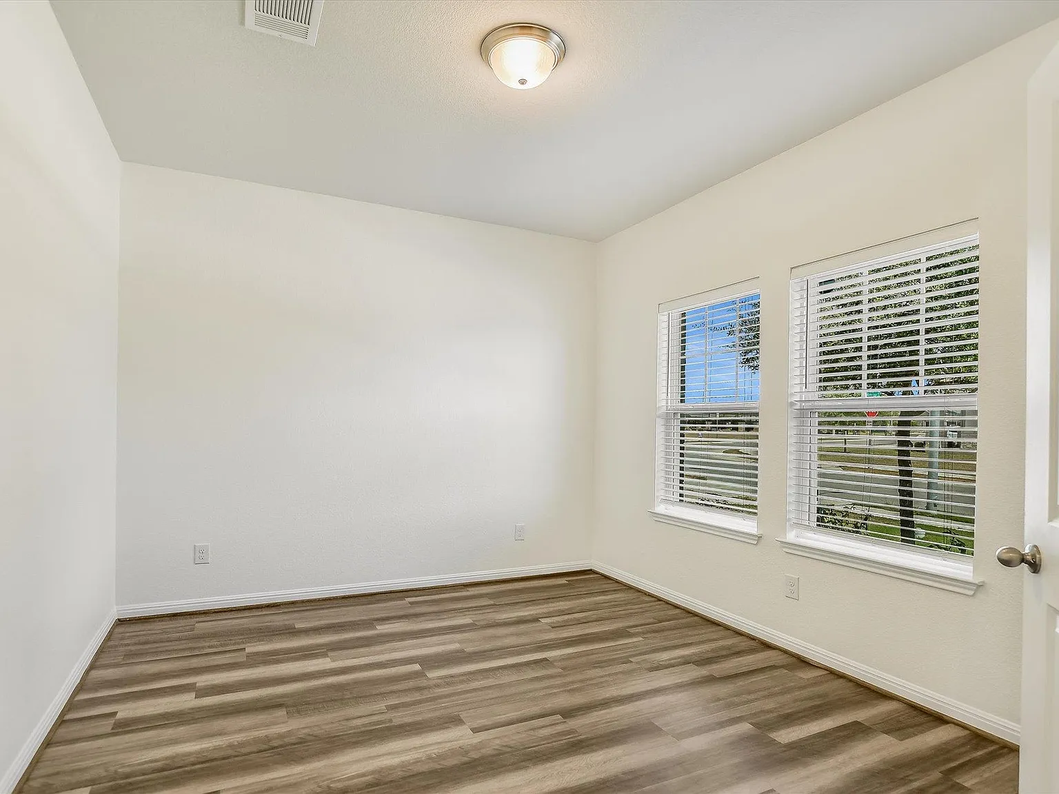 4 bed, 2.5 bath, 2782 sqft, $2,450 — Photo 2