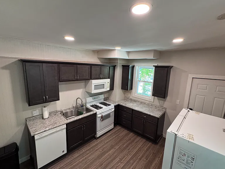 403 Queen Ave N #1 — Photo 7