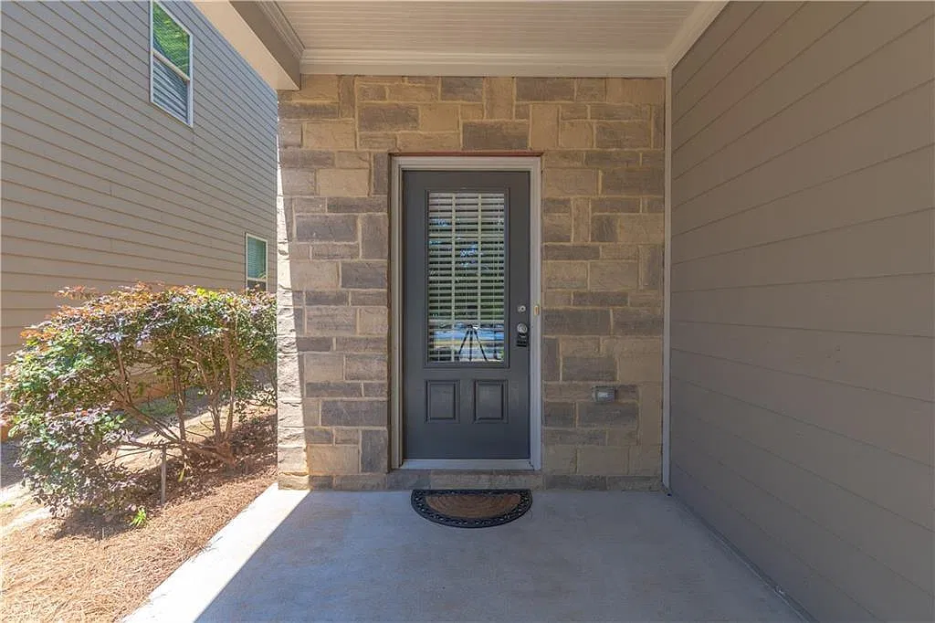 4 bed, 2.5 bath, 2828 sqft, $2,400 — Photo 2