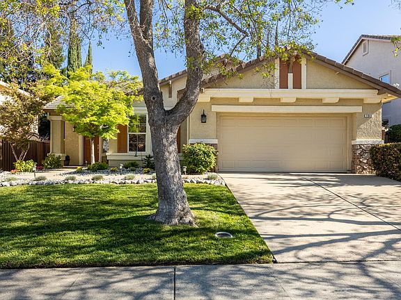 4th image of 1044 Callander Way