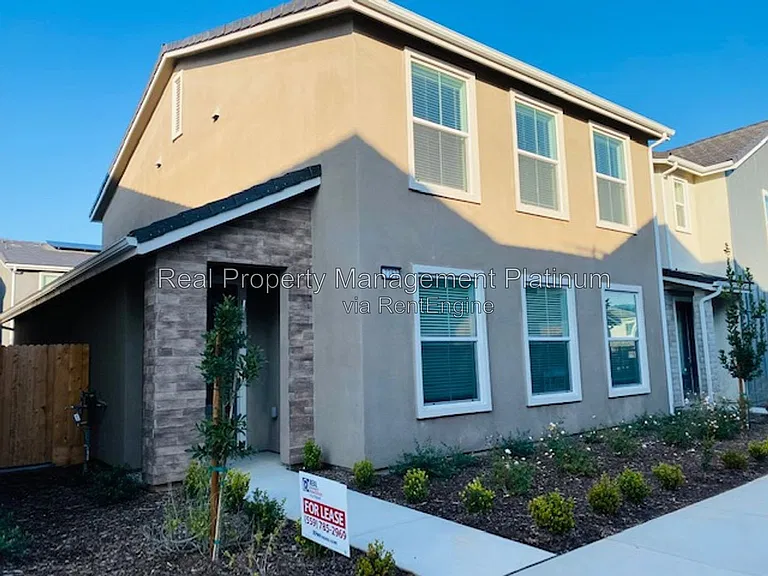 2752 E Tamarind Dr — Photo 2